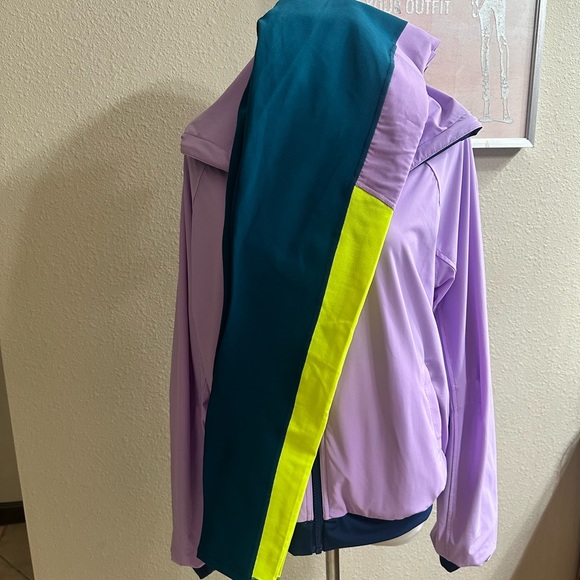FABLETICS | 4 Piece Set. Reversible Jacket 2 Mila Leggings. - Picture 4 of 4